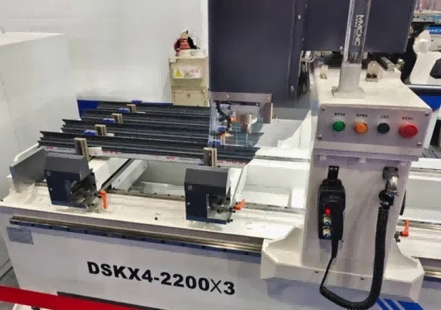 Yüksek Hassasiyetli Ağır Hizmet 4 Kafalı CNC Alüminyum Giydirme Cephe Delme Makinesi Üretim Verimliliğinizi Nasıl Dönüştürebilir? Yüksek Hassasiyetli Ağır Hizmet 4 Kafalı CNC Alüminyum Giydirme Cephe Delme Makinesi Üretim Verimliliğinizi Nasıl Dönüştürebilir?