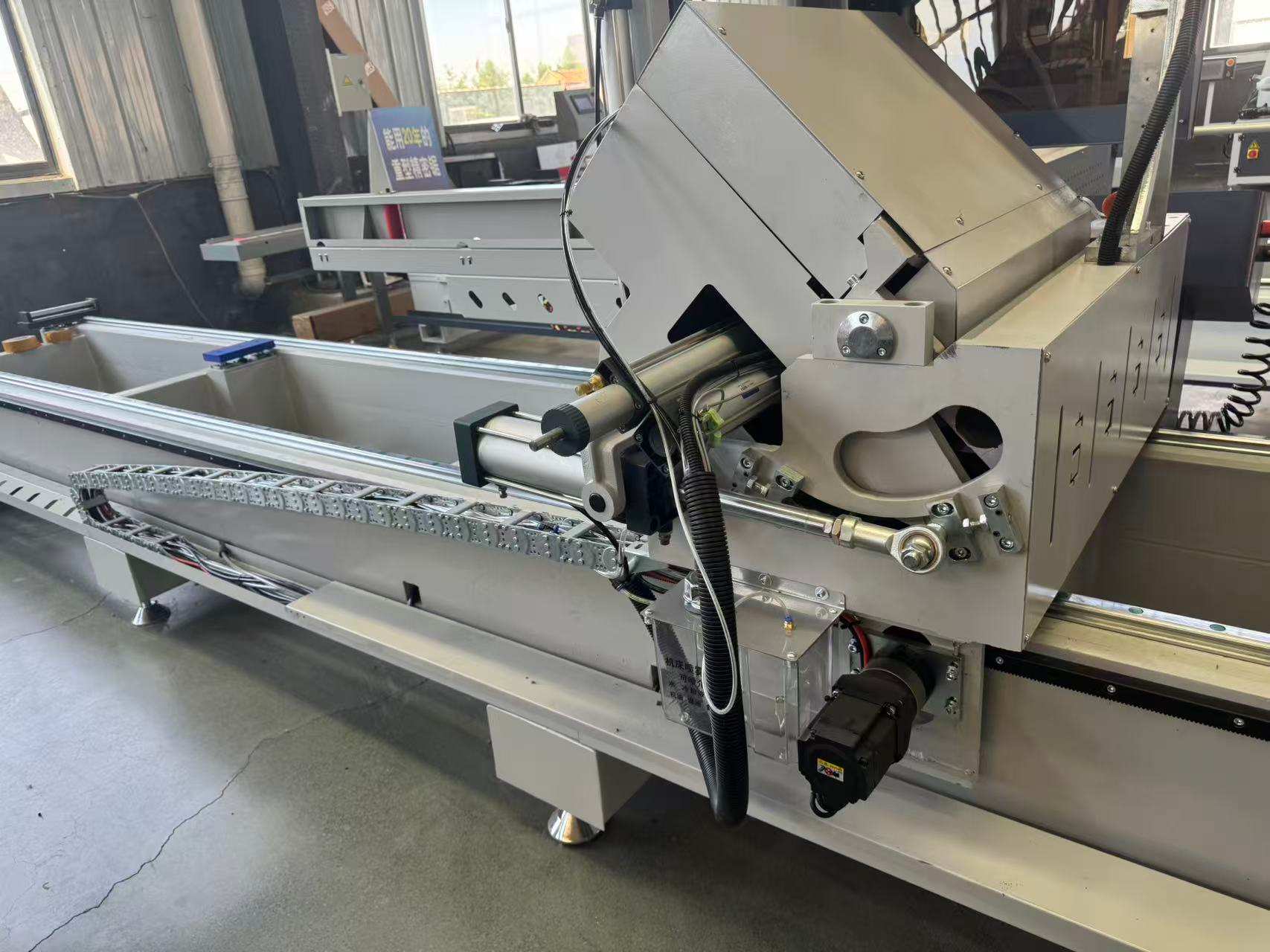 550 CNC Dış Pivotlu Hassas Gönye Testere, 45°/90