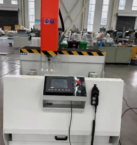 800mm 3 Eksenli Yüksek Sertlikli CNC İşleme Merkezi | Endüstriyel Alüminyum Ekstrüzyonlar İçin Amaca Yönelik Üretildi