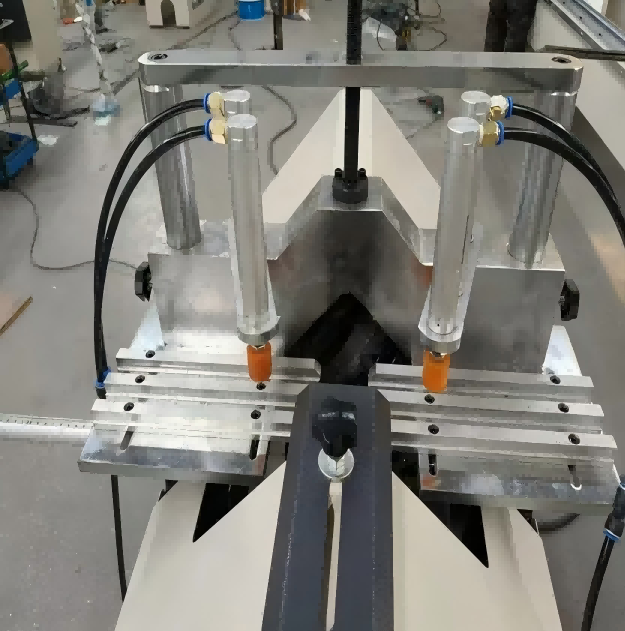 Ağır Hizmet Tipi Yüksek Hassasiyetli Çift Kafalı UPVC Pencere Cam Çıtası Gönye Kesme Testere Makinesi, PVC Kapı ve Pencere Yapımı için