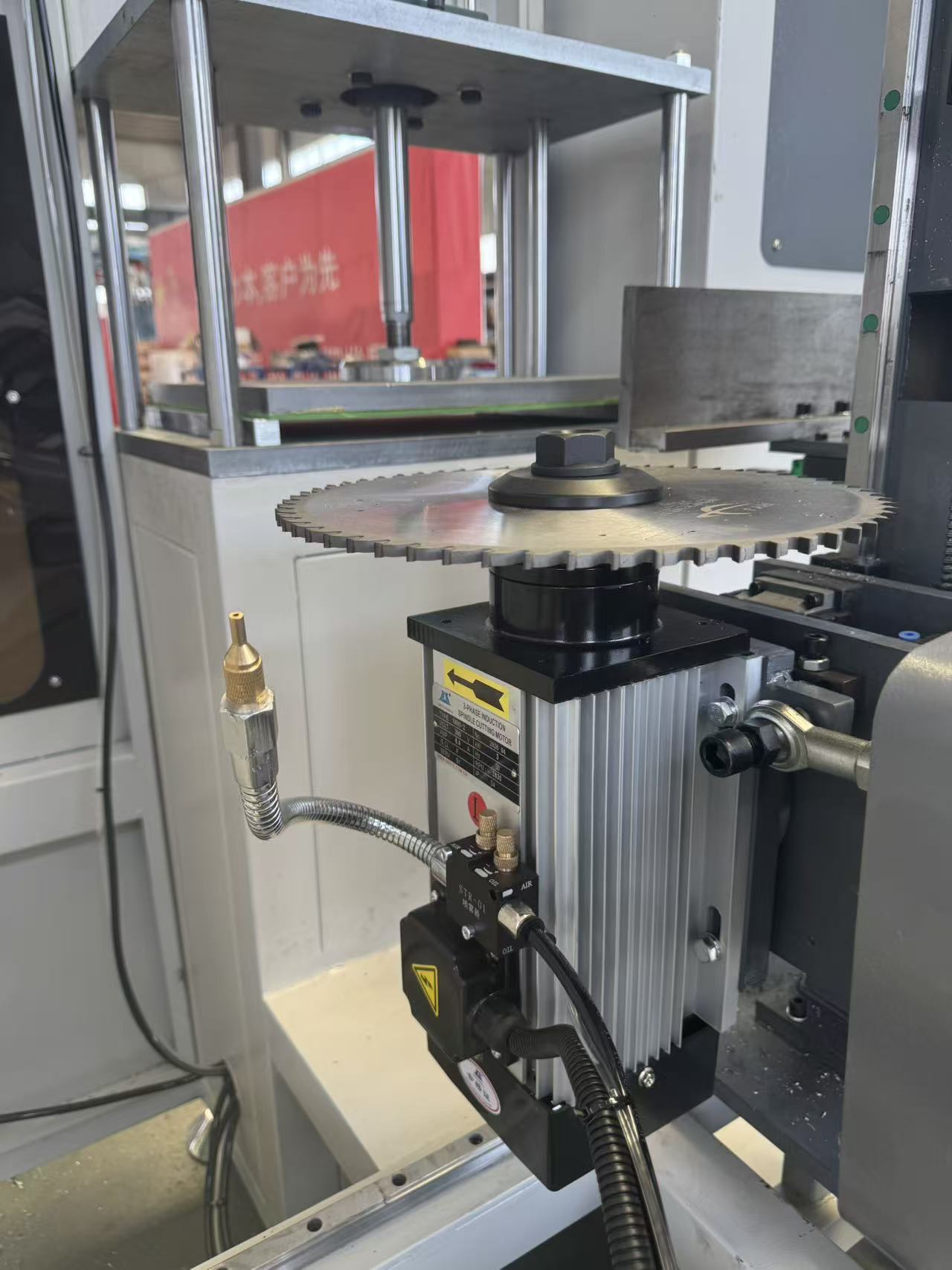 Düzensiz Alüminyum Orta Kayıt Profilleri için Çok Açılı 3+2 Eksenli CNC Uç Frezesi
